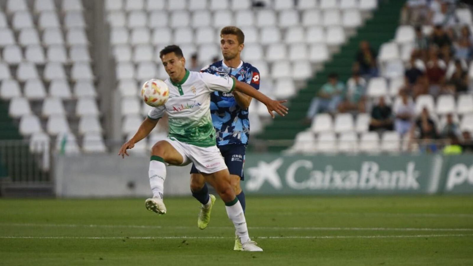 Caballero y Manzanara pelean por el balón en el segundo tiempo del Córdoba CF - Racing Ferrol.