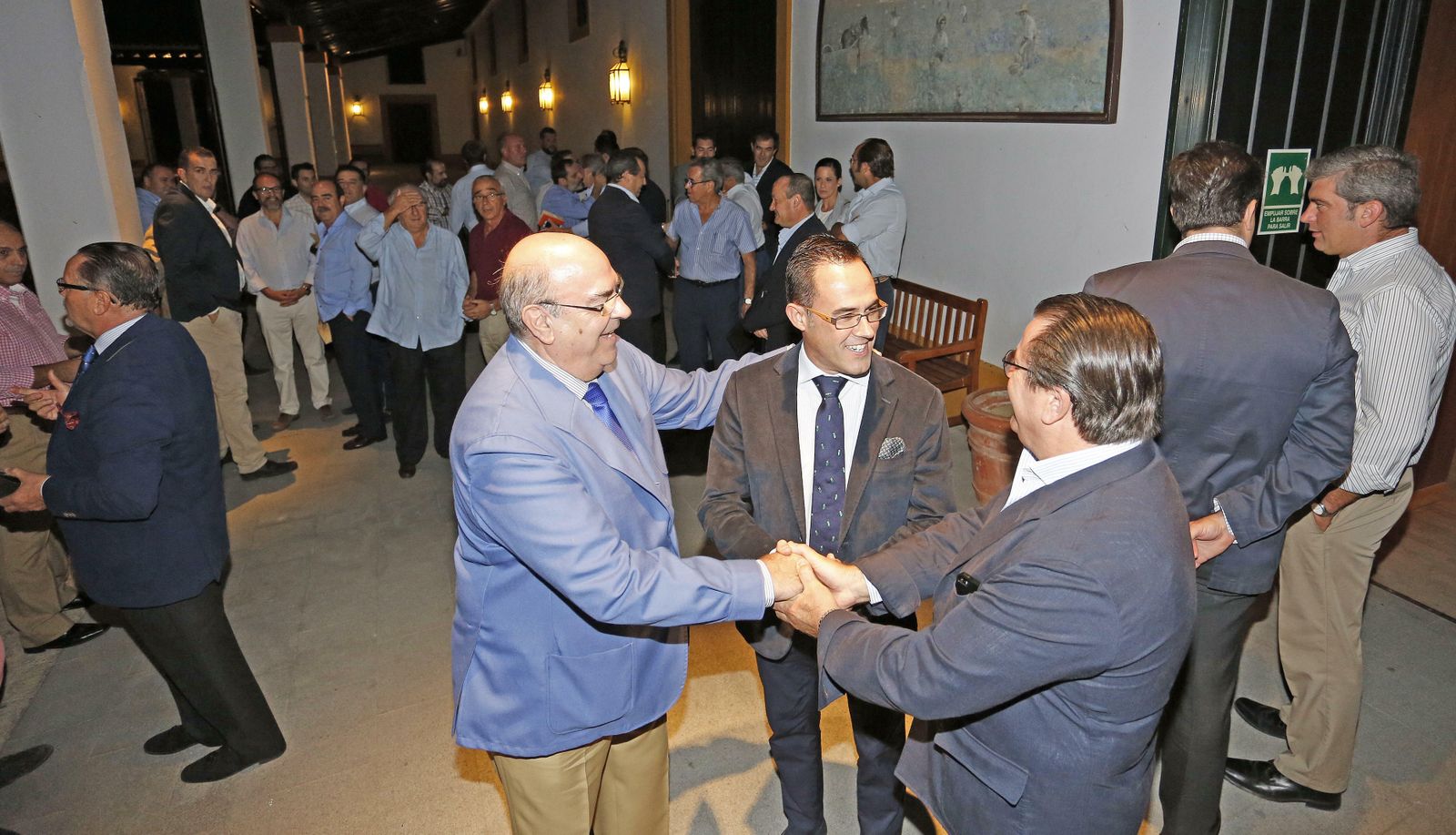 Dionisio Díaz saluda a Manuel Muñoz Natera y a Ignacio Soto en el pleno de la Atalaya.