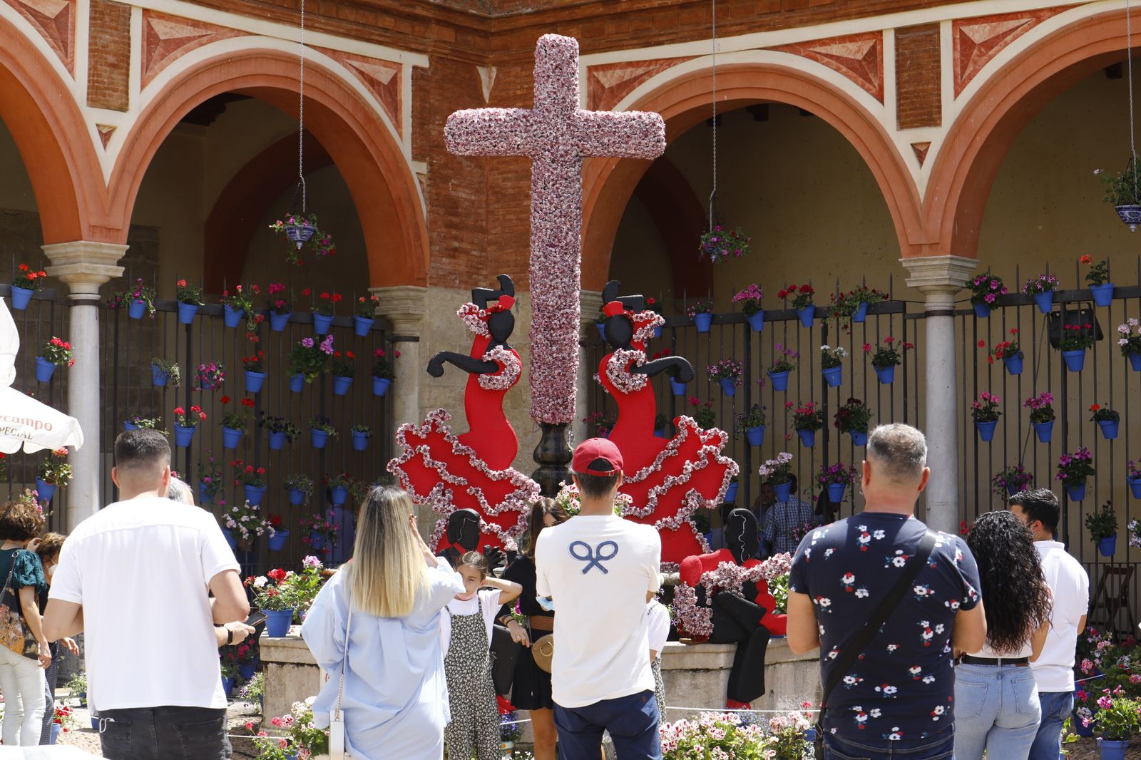 Los turistas abarrotan las calles y Las Cruces de Córdoba, en imágenes