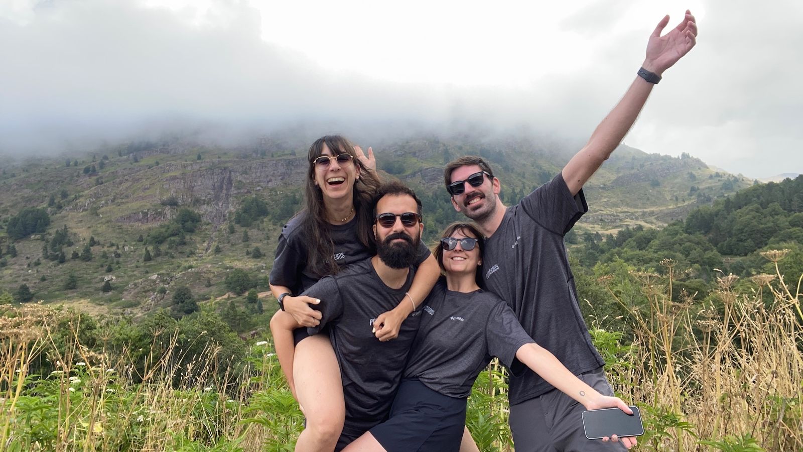 Blanca, Ángel, Alba y David, en una ruta.