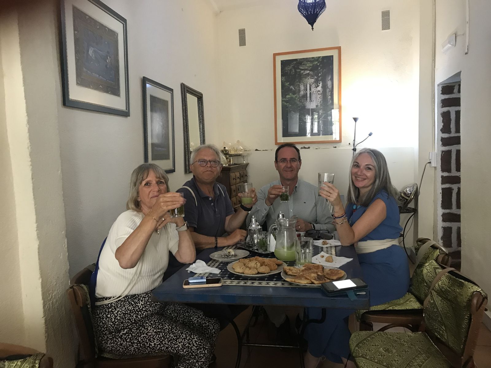 Miembros de Ayre Sefardí con el tour operador londinense.