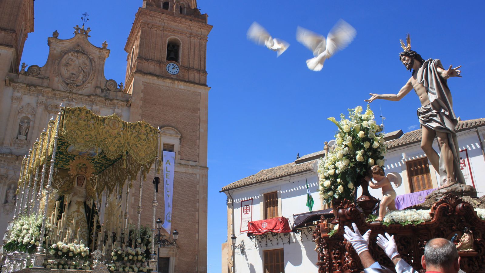 Encuentro de Jesús Resucitado y la Virgen de la Esperanza.