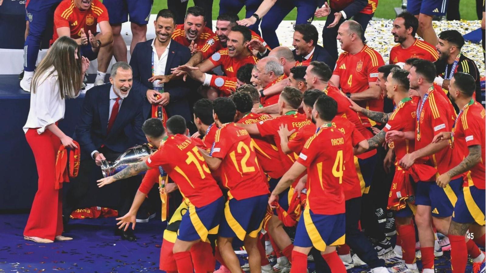 Claudio Vázquez, junto al Rey en la entrega del título de la Eurocopa.