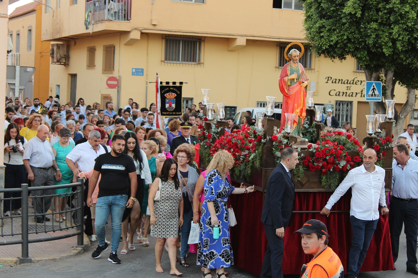 Decenas de vecinos han acompañado a su patrón durante la marcha procesional por las calles del municipio.