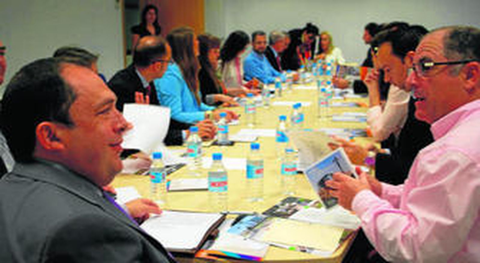 Tras la presentación del catálogo, empresarios y representantes de la institución han mantenido un encuentro para evaluar la relación entre empresa y universidad y potenciar nuevas acciones.