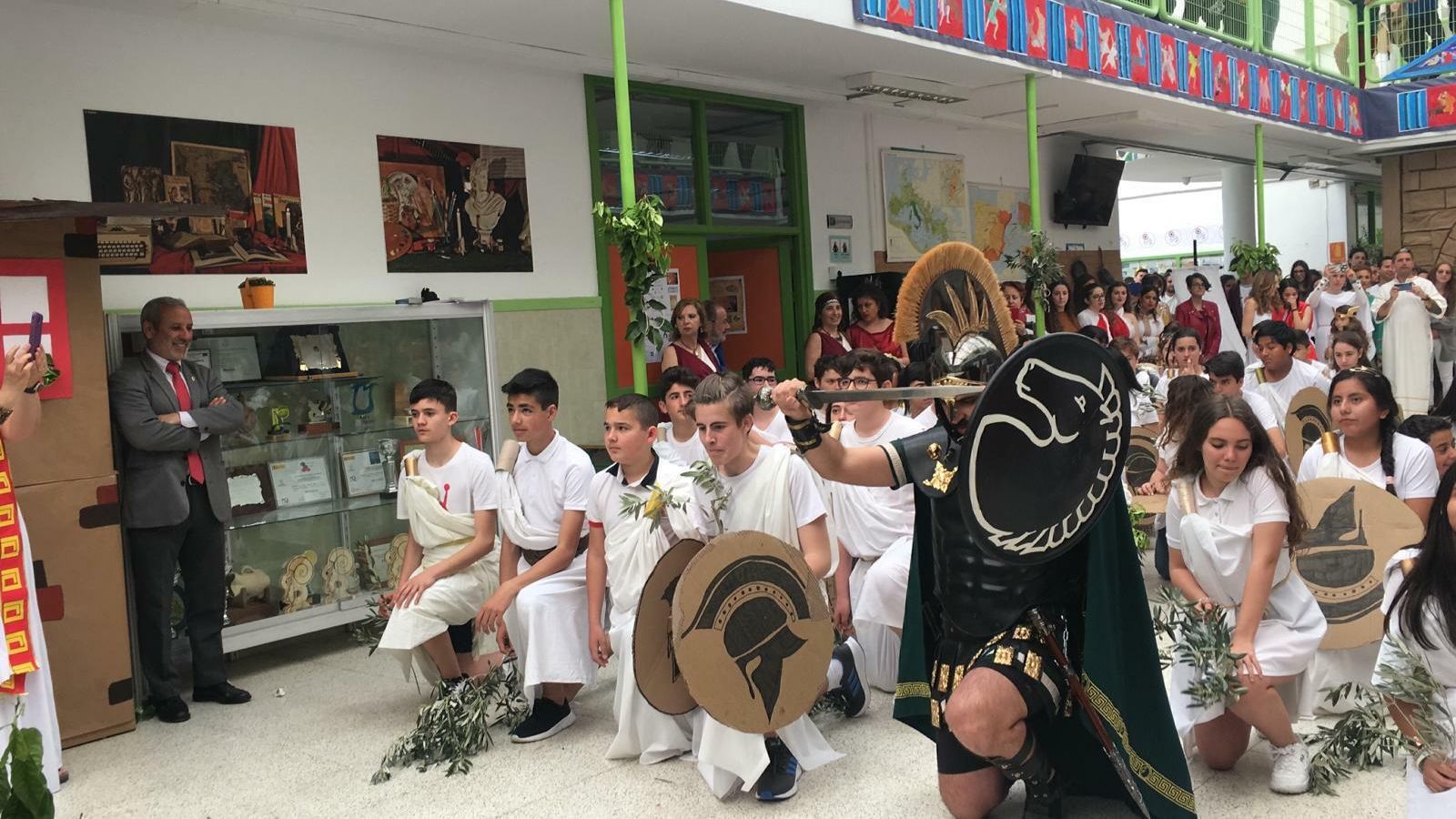 Alumnos ataviados con ropajes griegos durante la jornada de ayer.