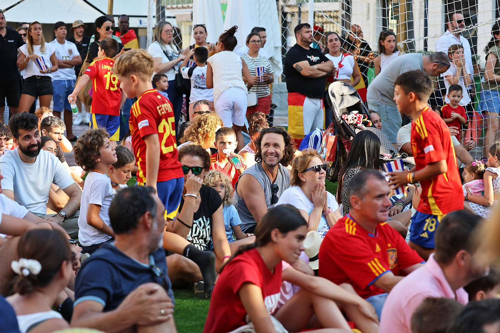 Imágenes de la Fan zone en Huelva de la Final de la Eurocopa entre Inglaterra y España Imágenes de la Fan zone en Huelva de la Final de la Eurocopa entre Inglaterra y España