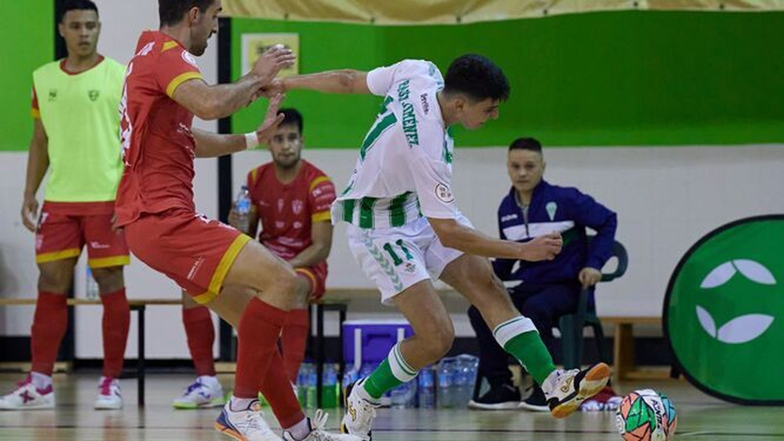 El bético Raúl Jiménez intenta un disparo durante el partido.