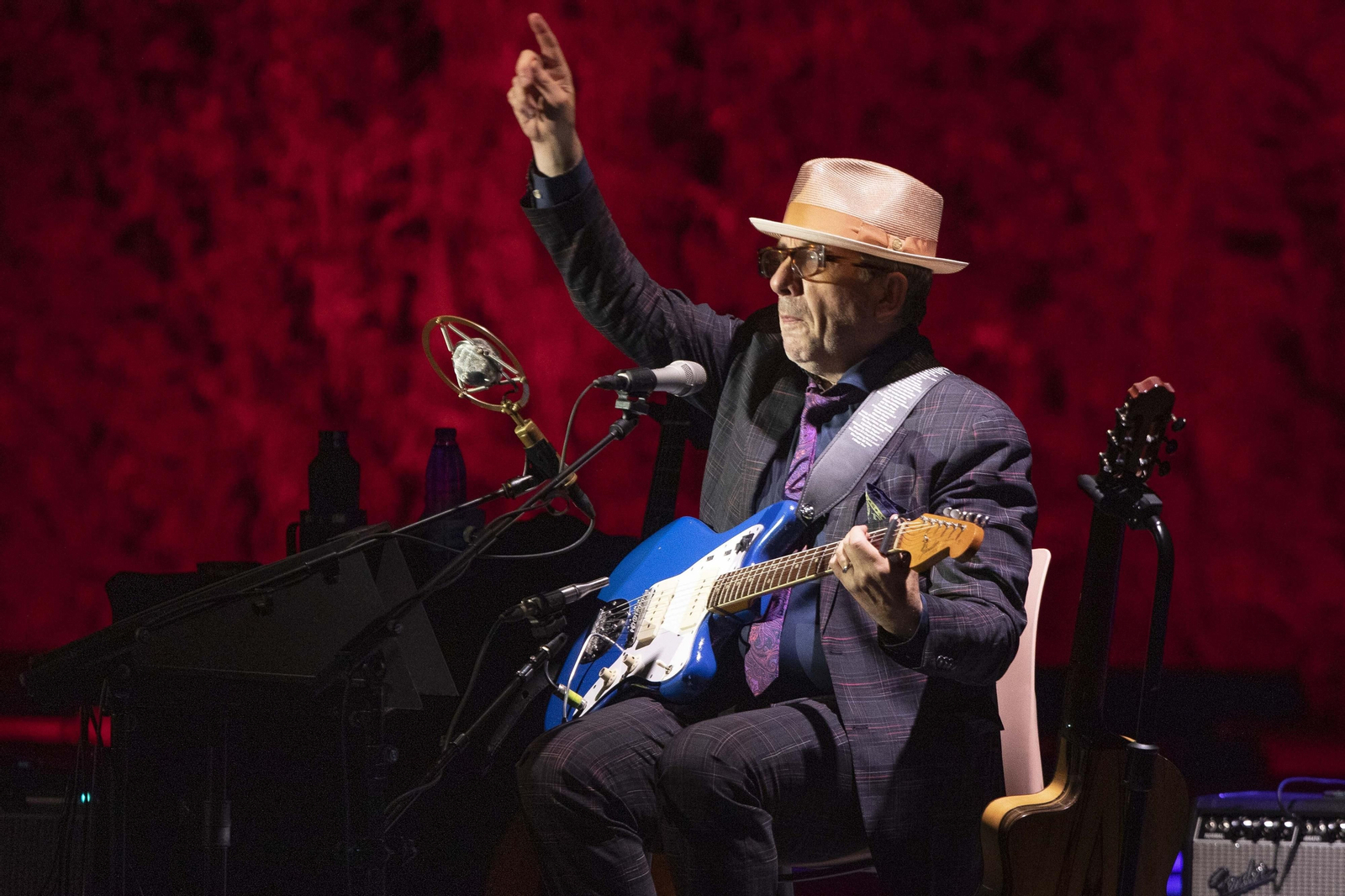 Así ha sido el concierto de Elvis Costello en Granada antes de su suspensión por la lluvia