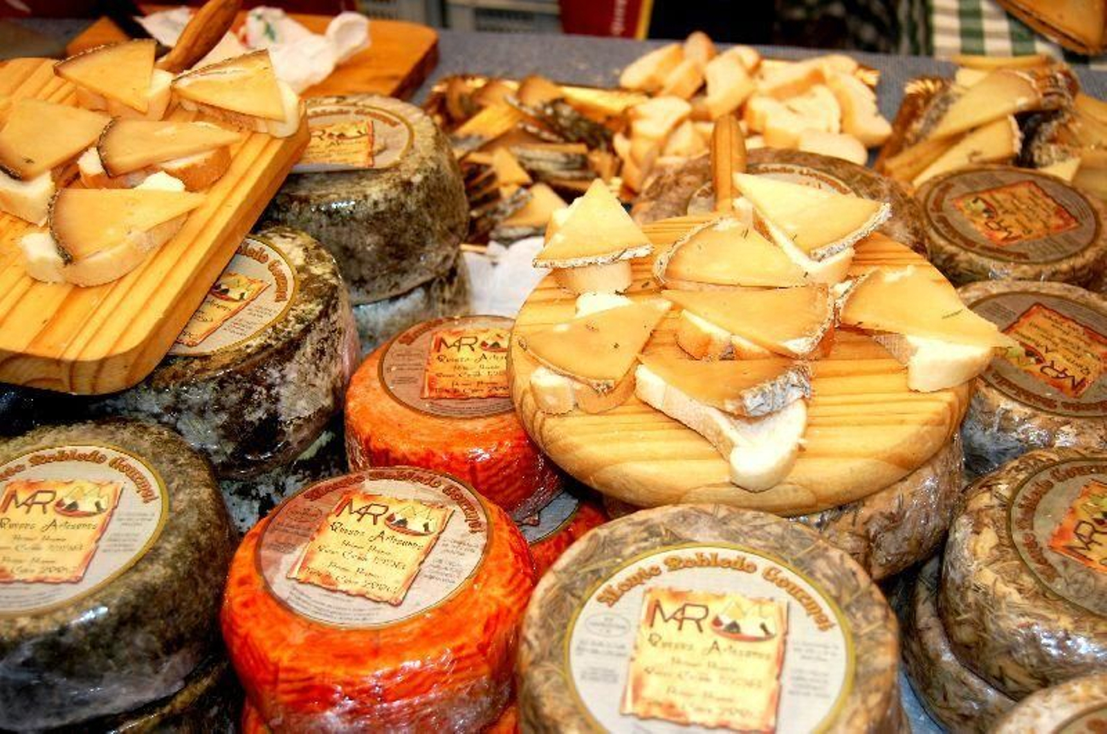 Un expositor en una edición pasada de la Fiesta del Queso de Zuheros.