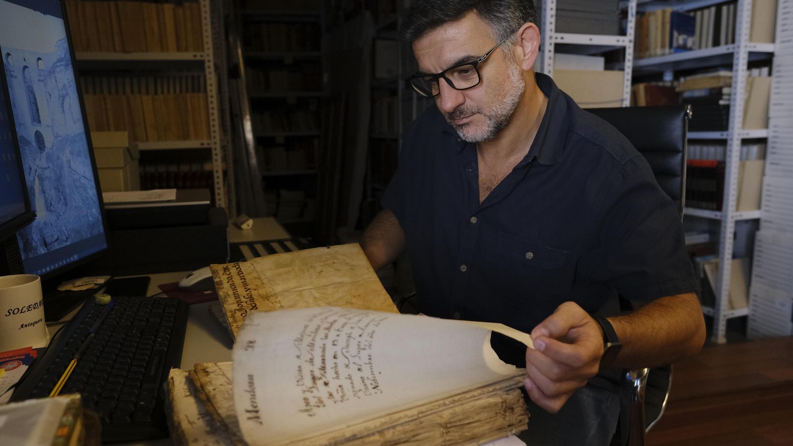 Francisco Rosales, archivero de la Real Maestranza, repasando uno de los documentos históricos.