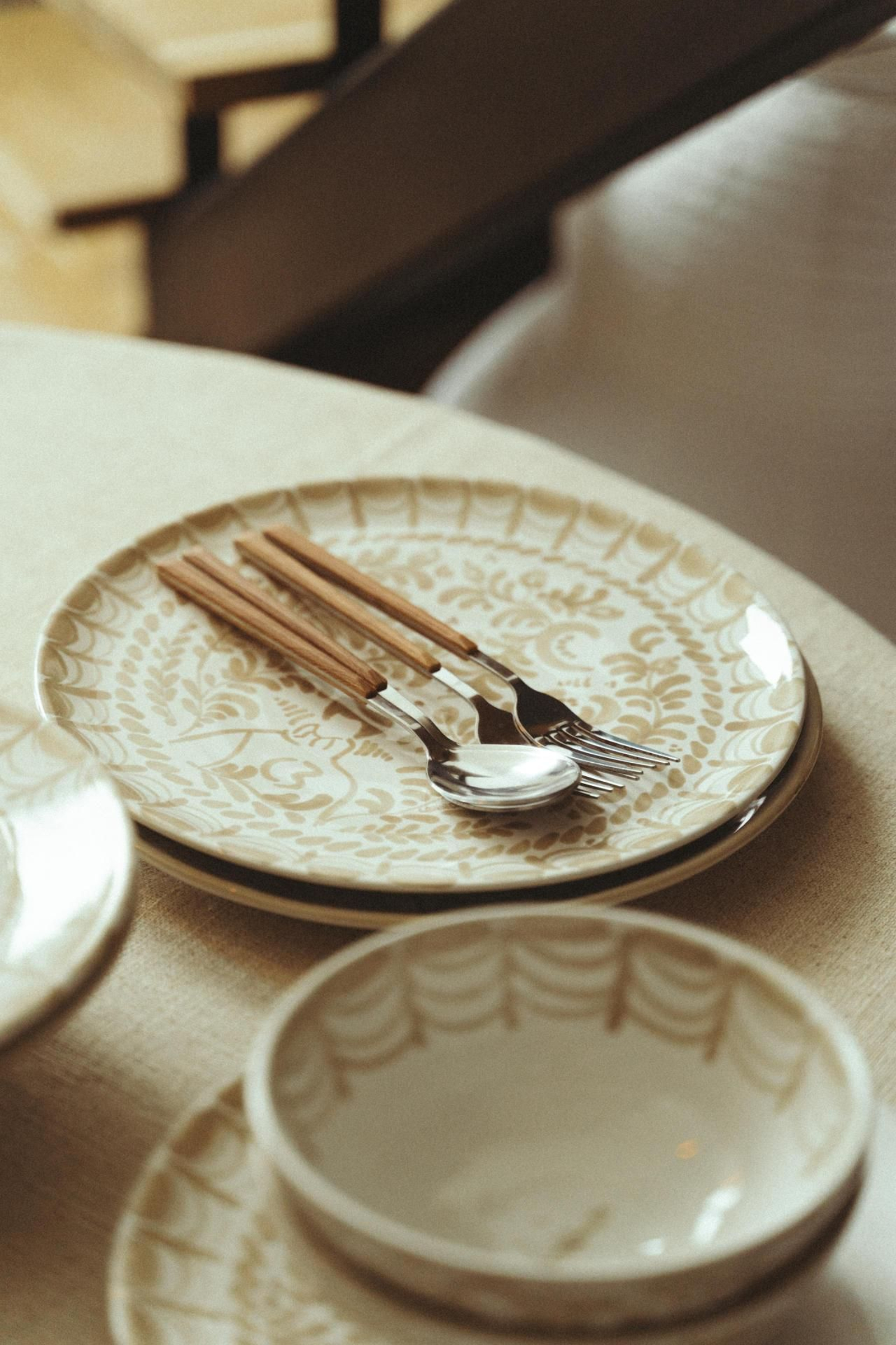 El diseñador Leandro Cano da el salto al diseño de hogar con una colección de vajillas.