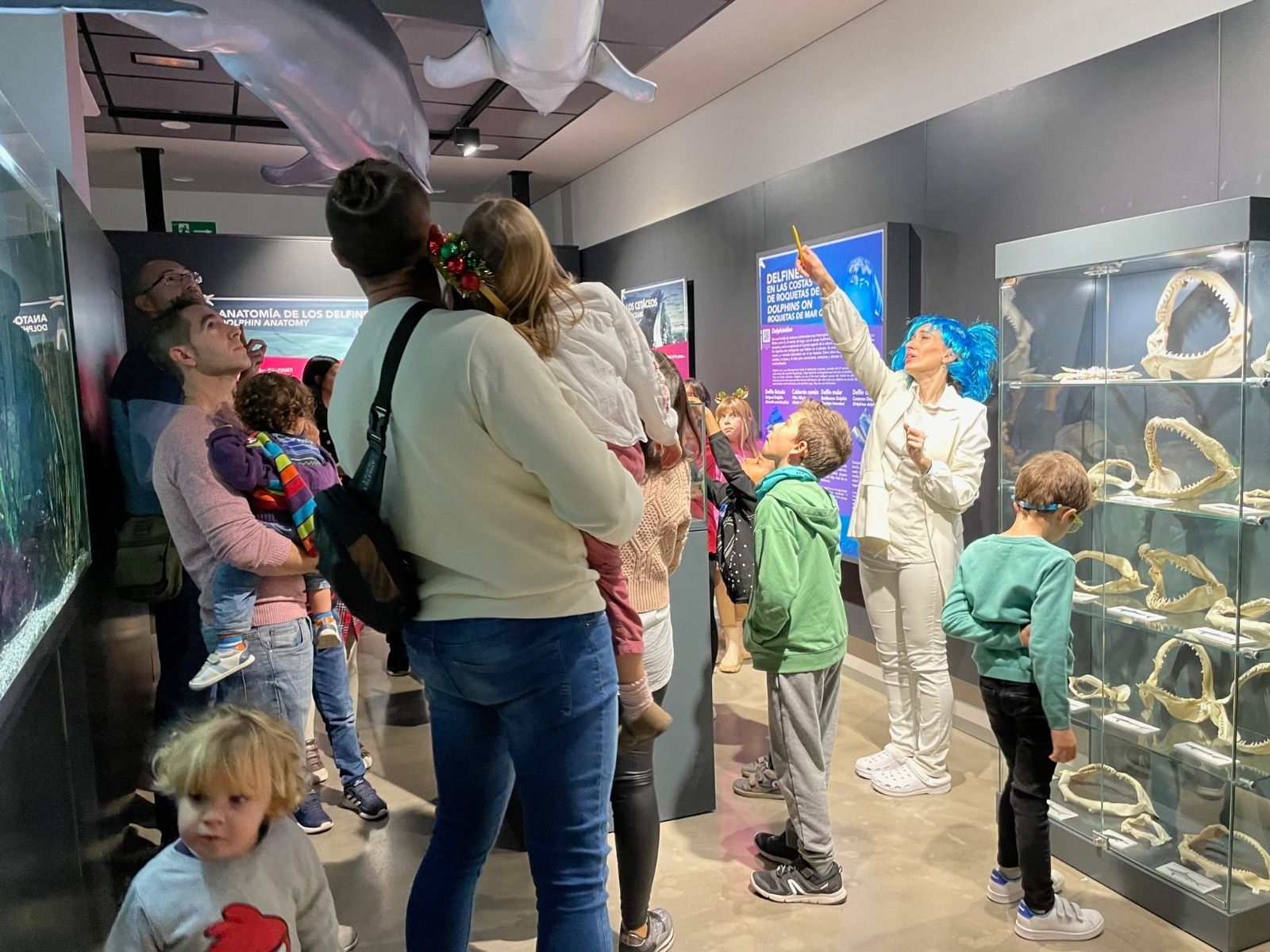 Familias durante la visita al Aula del Mar.