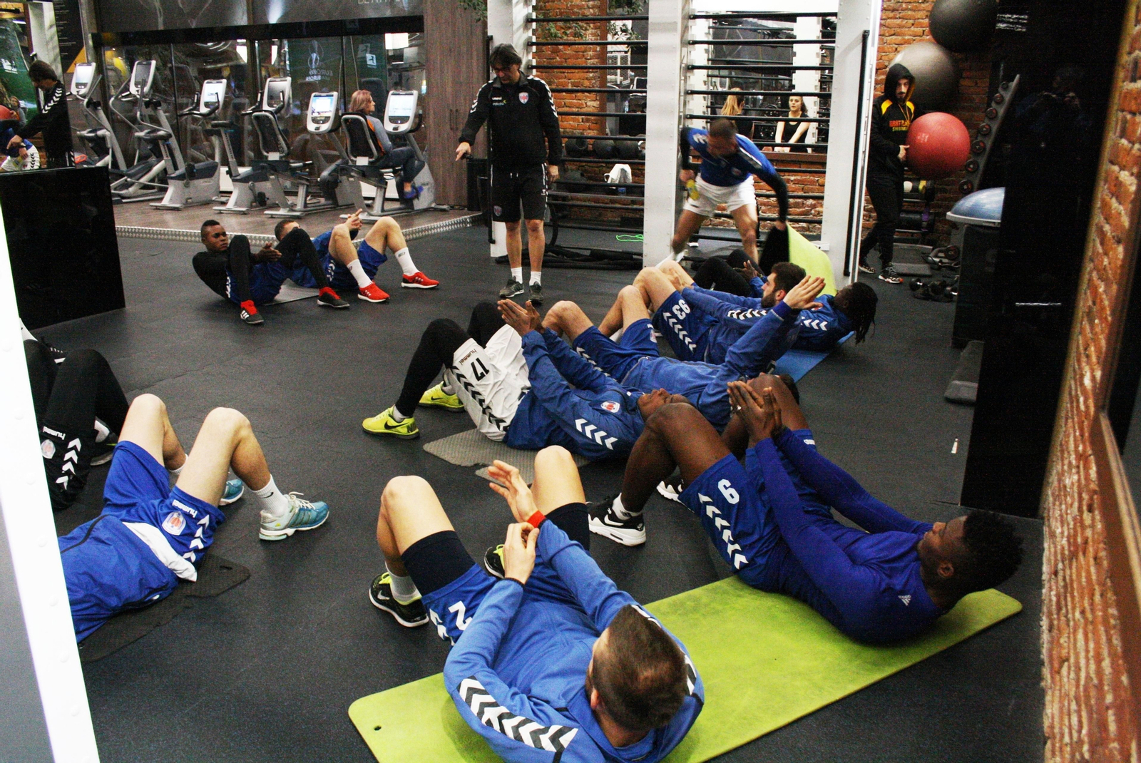 Jugadores del Prishtina, durante una sesión de trabajo en el gimnasio