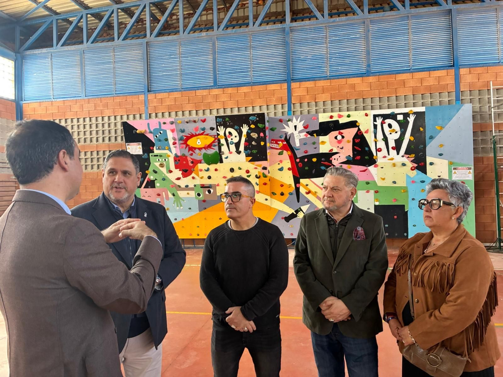 El delegado territorial de Desarrollo Educativo de la Junta de Andalucía y el concejal de Educación del Ayuntameinto de Almería durante la visita al IES El Alquián con la dirección y miembros de la comunidad educativa