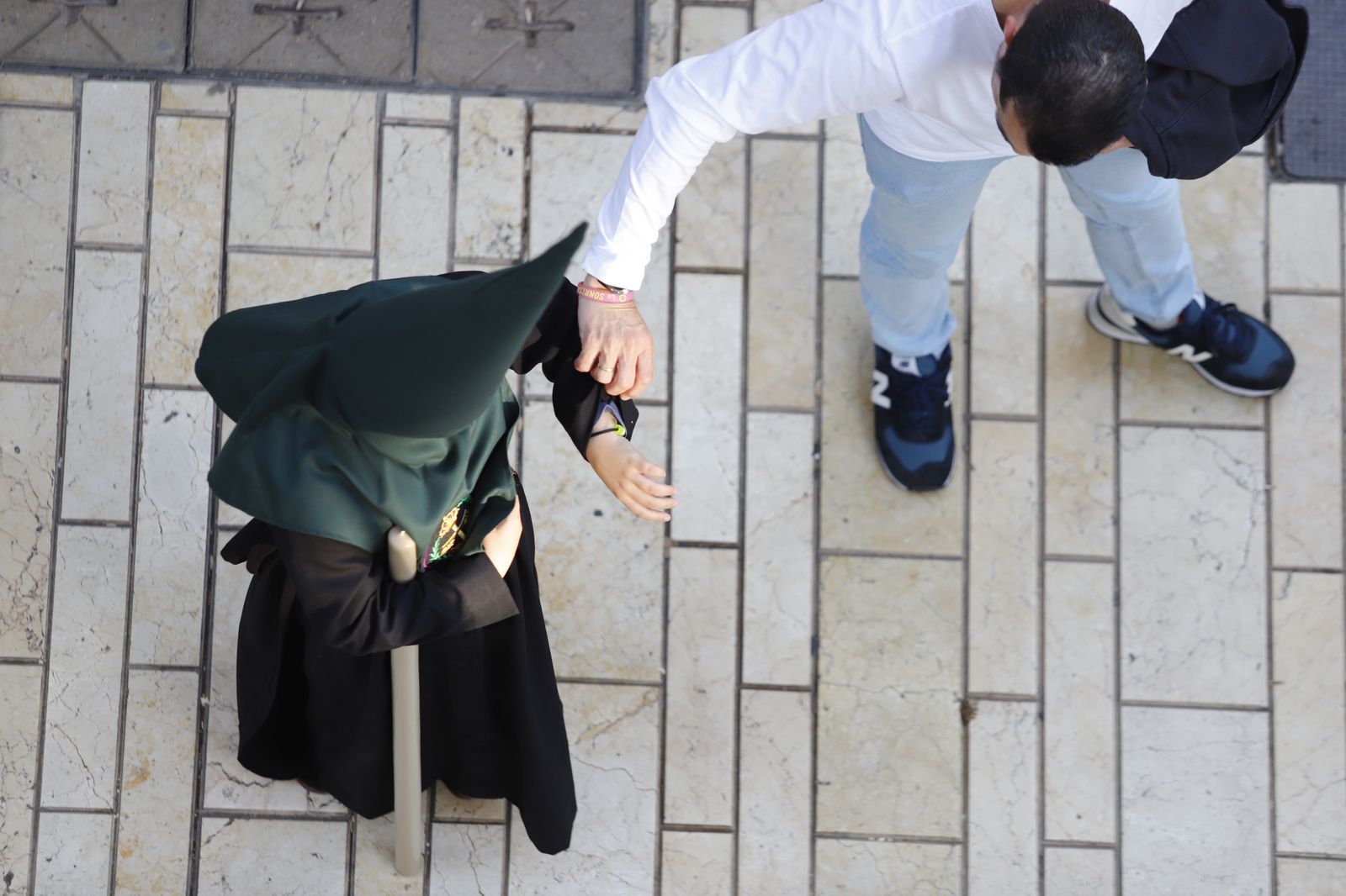 La Hermandad de la Soledad recorre las calles de Huelva en el Viernes Santo