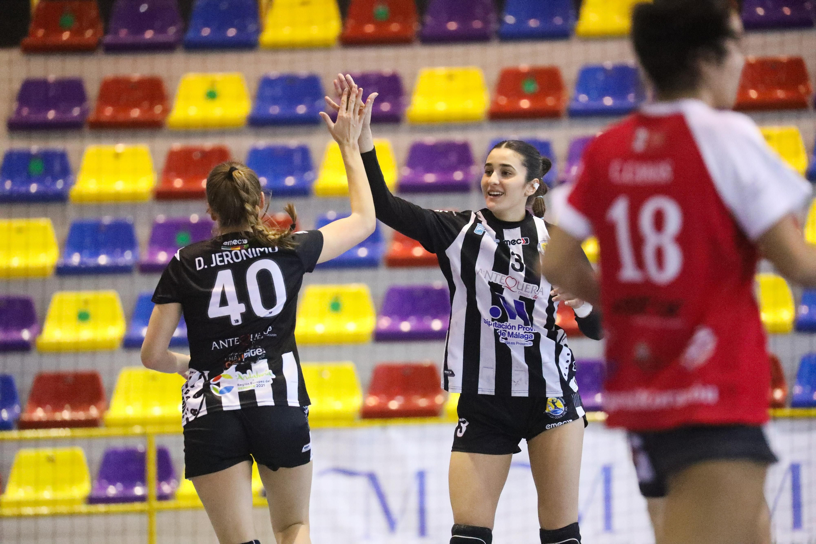 Daniela Jerónimo y Paula Cabello chocan la mano en el partido.