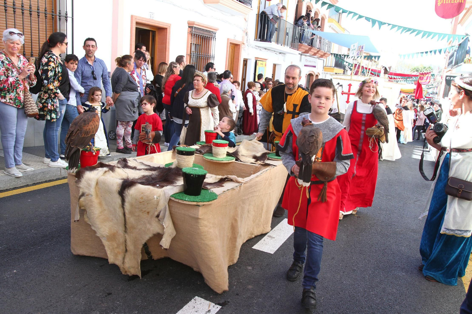 Imágenes del desfile de la XIX Feria Medieval del Descubrimiento, en Palos de la Frontera