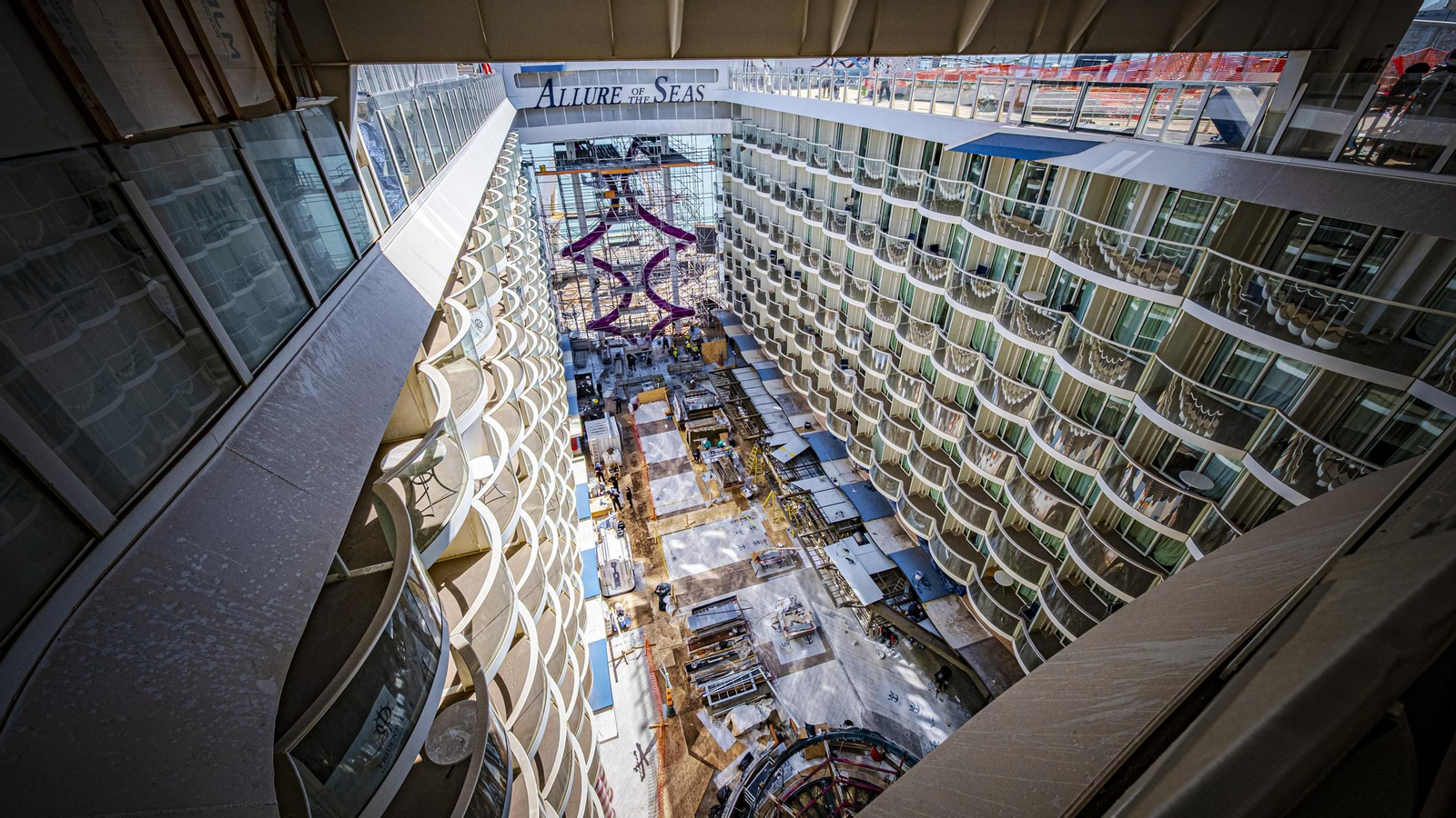 Las imágenes del interior del crucero 'Allure of the Seas' que se encuentra reparando en navantia Cádiz