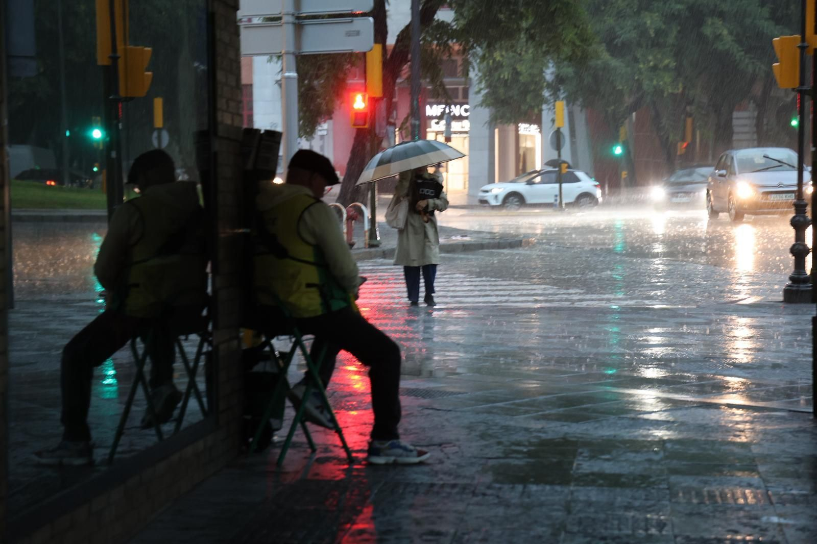 Las mejores imágenes del paso del fuerte temporal de lluvias, tormenta y rachas de viento por Huelva capital este miércoles