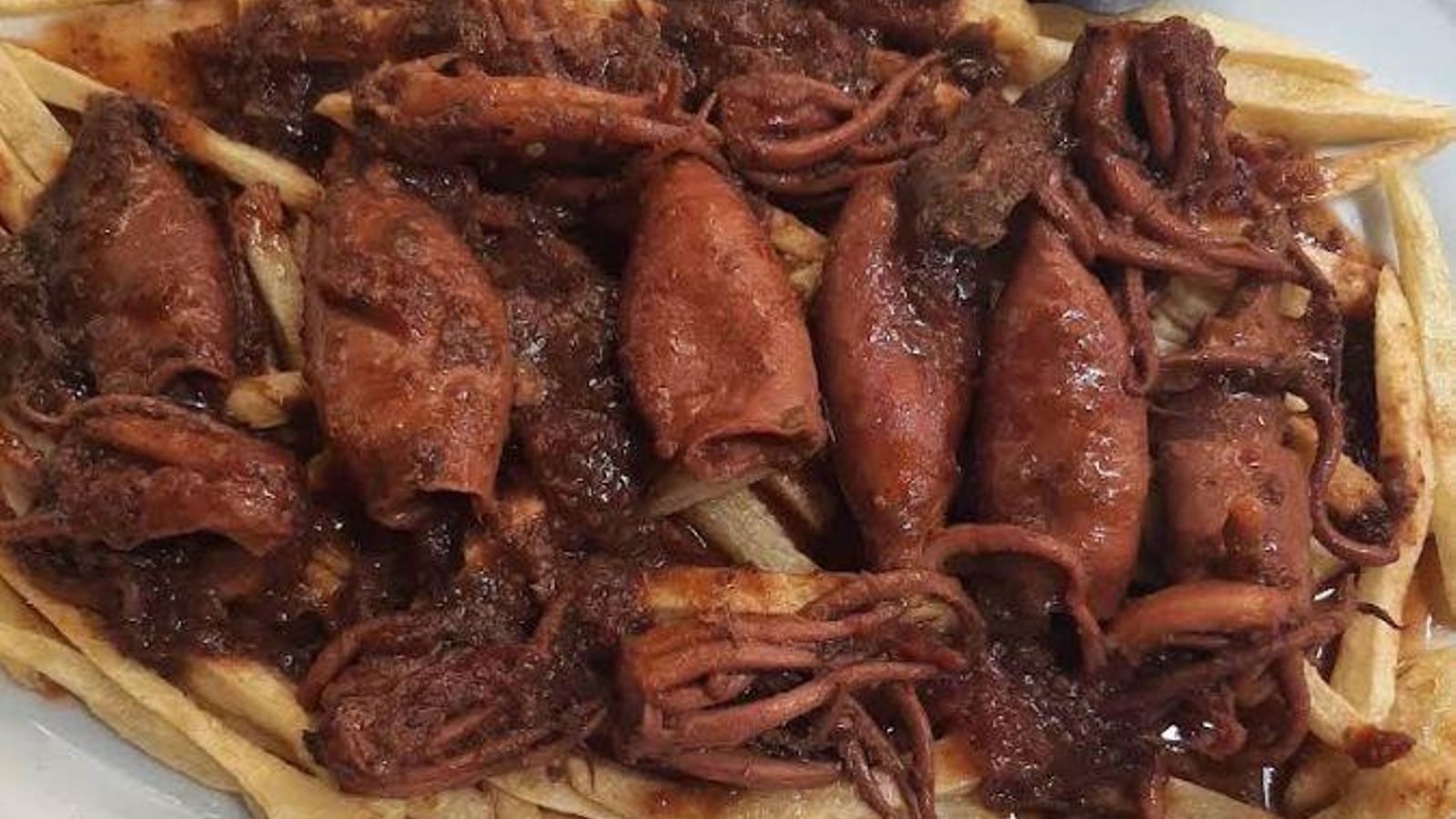 Los chocos con patatas son la especialidad de La Marea de Marcos