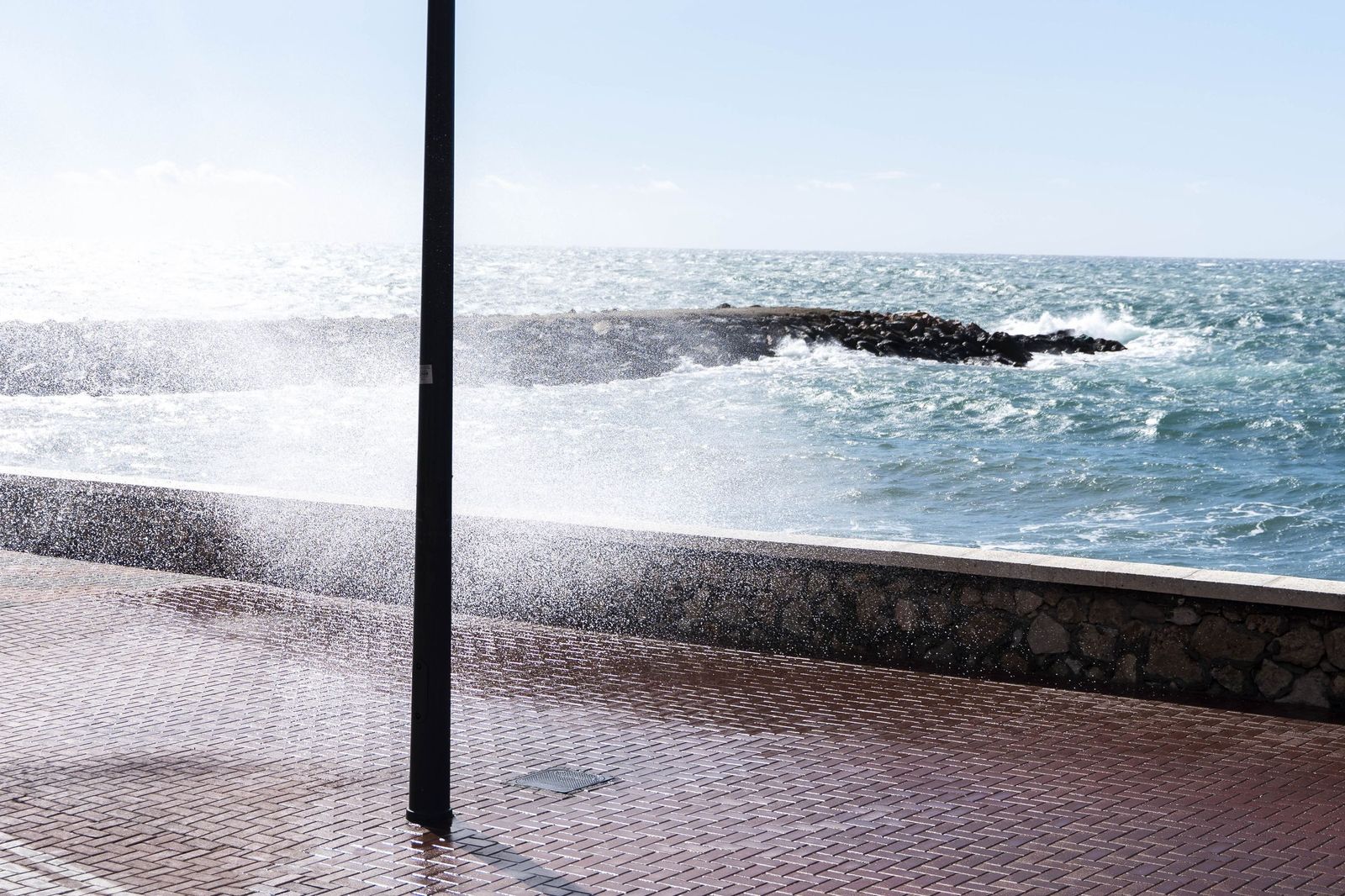 Las imágenes del viento que sacude Almería con rachas de hasta 93 km/h