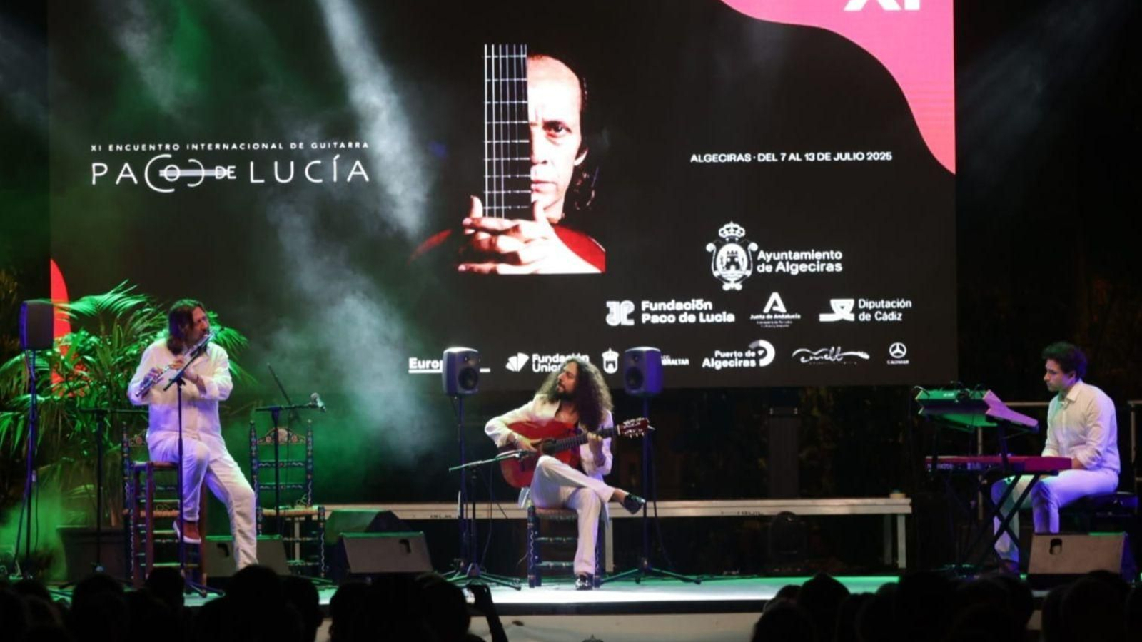 Joni Jiménez, con la guitarra en el centro, en la tercera sesión del Encuentro Internacional Paco de Lucía.