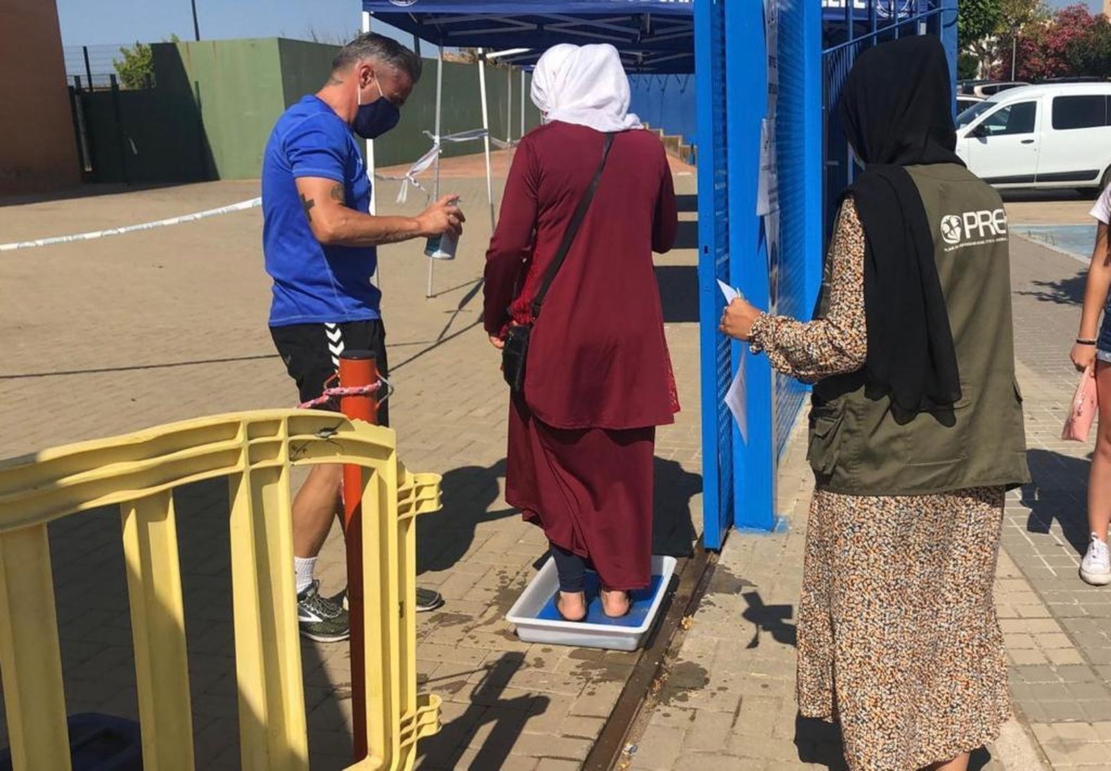 Las temporeras pasan controles previos a la entrada al pabellón donde se realizan los tests en Lepe.