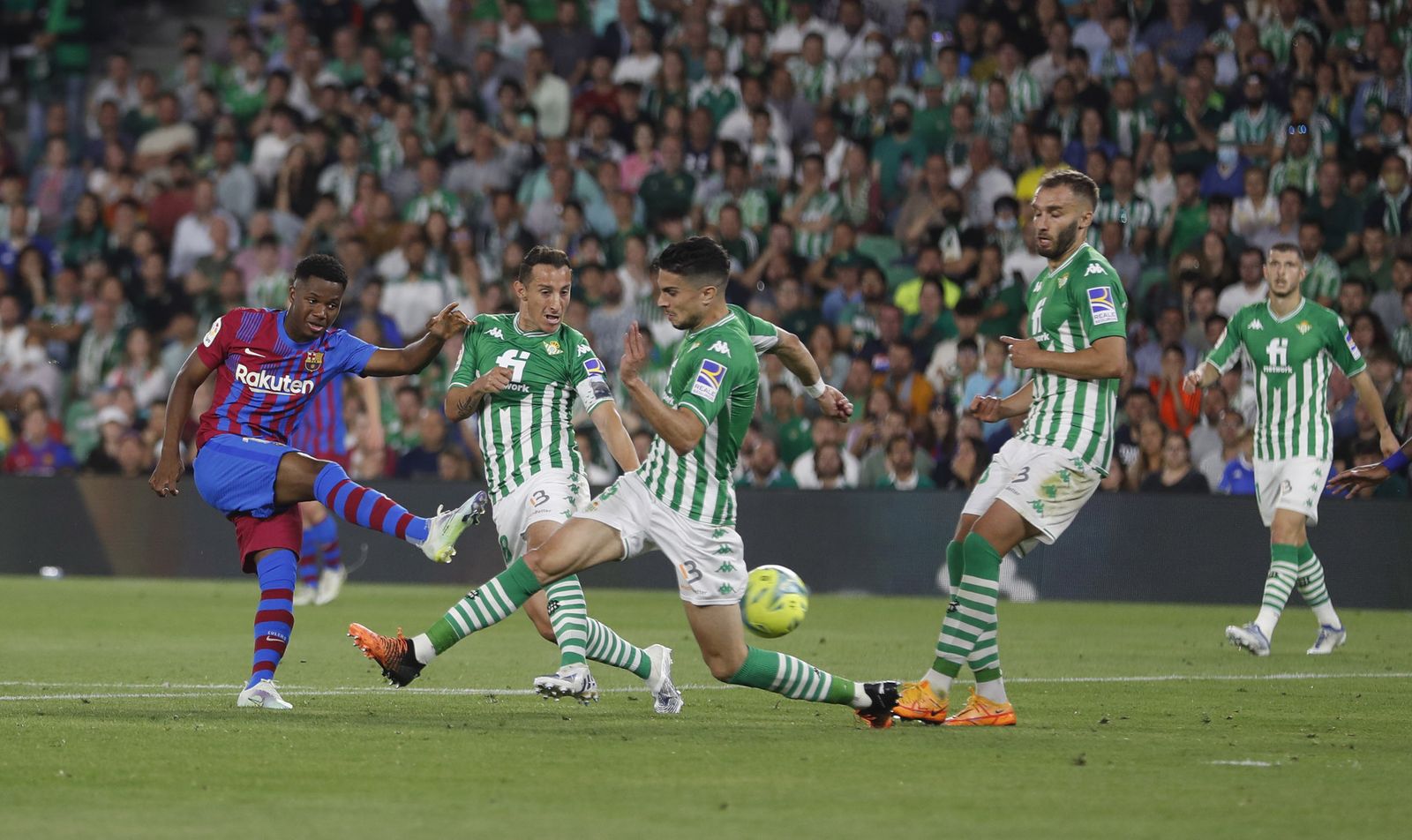 Ansu Fati remata en el primer gol del Barcelona.