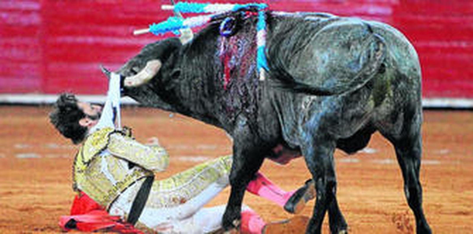 El segundo toro de su lote cogió feamente a Juan José Padilla, que volvió a la lidia con coraje y cortó una oreja.