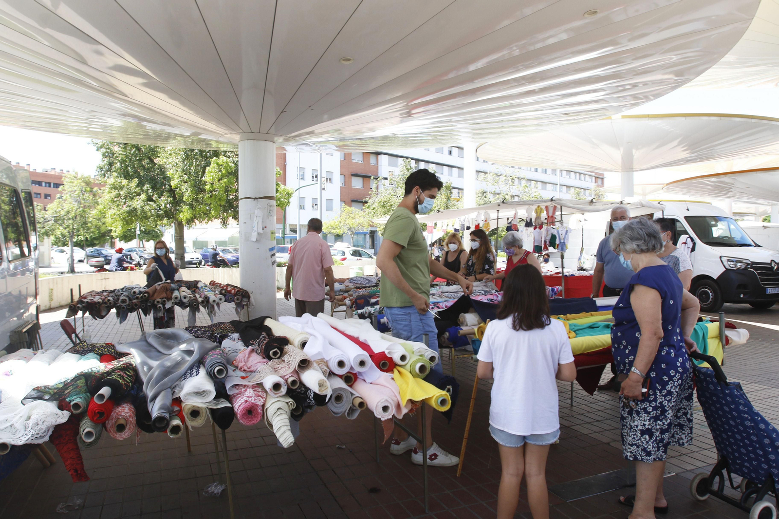 El regreso de los mercadillos de Córdoba tras la crisis del coronavirus, en fotos