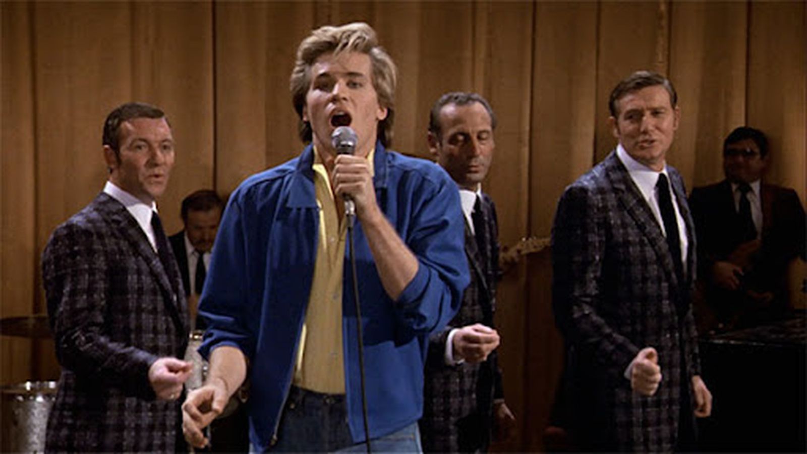 Nick Rivers-Val Kilmer en su actuación en el Festival Cultura de Alemania del Este en 'Top secret'