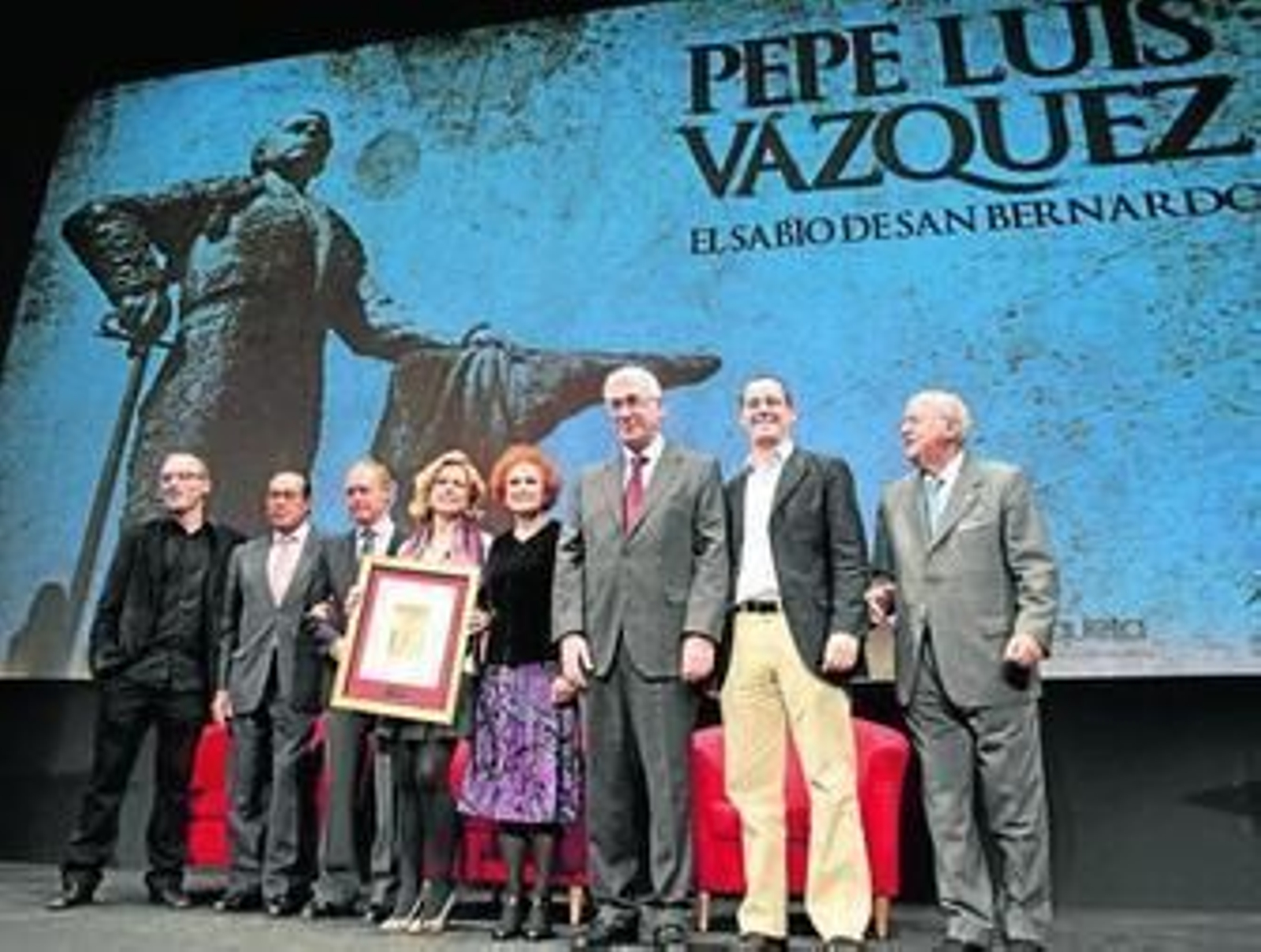 Olmo Figueredo, productor del documental, Curro Romero, Pepe Luis Vázquez Silva, Mercedes Vázquez Silva, hijos del diestro, Mercedes Silva, José Antonio Gómez, viceconsejero de Gobernación, Manuel H. Martín, director del documental, y el periodista Nicolás Salas, en el tributo que el Festival de Cine de Sevilla brindó al maestro en 2009.