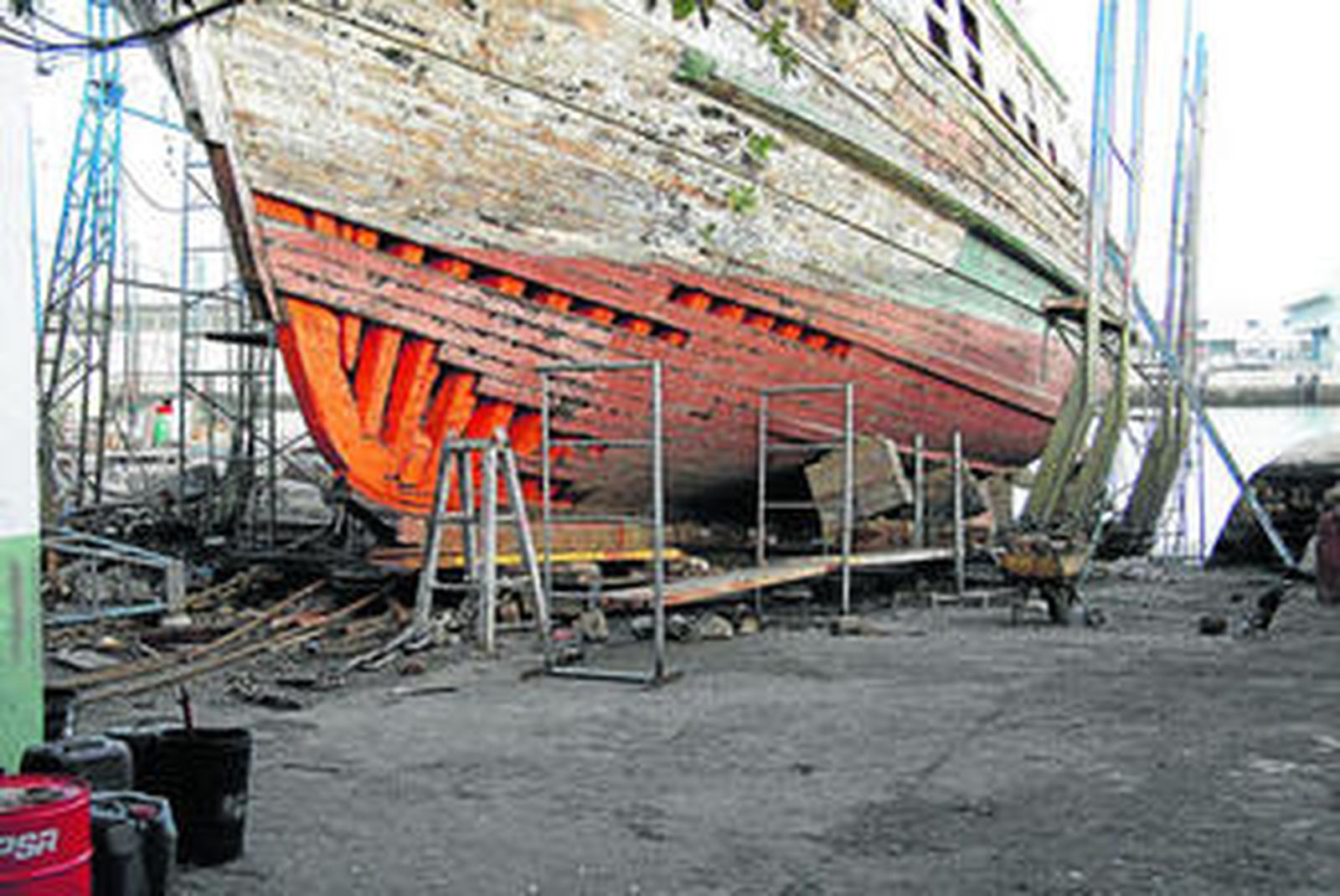 Una imagen del estado en que se encuentra la nave una vez desmontadas las maderas dañadas en el choque que produjo el hundimiento.