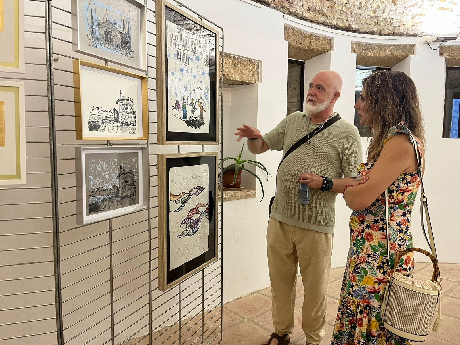 Plácido Martínez mostrando su obra a la concejala Elena Gómez.