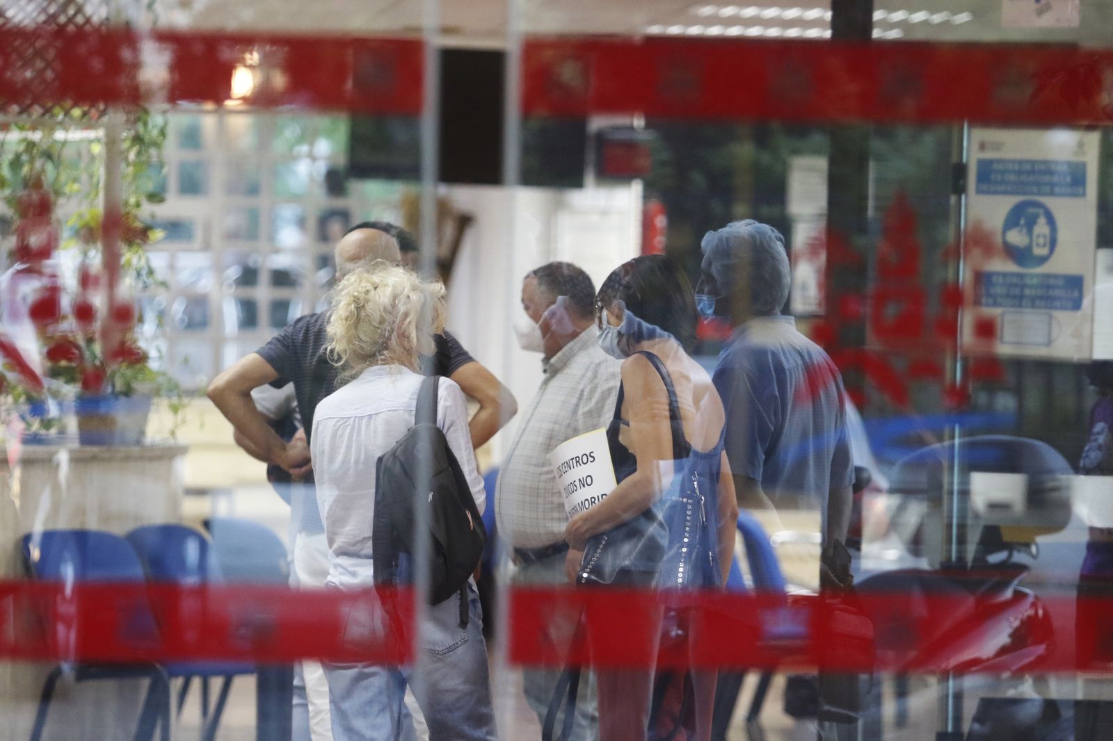 El encierro para exigir la apertura de los centros cívicos de Córdoba, en imágenes