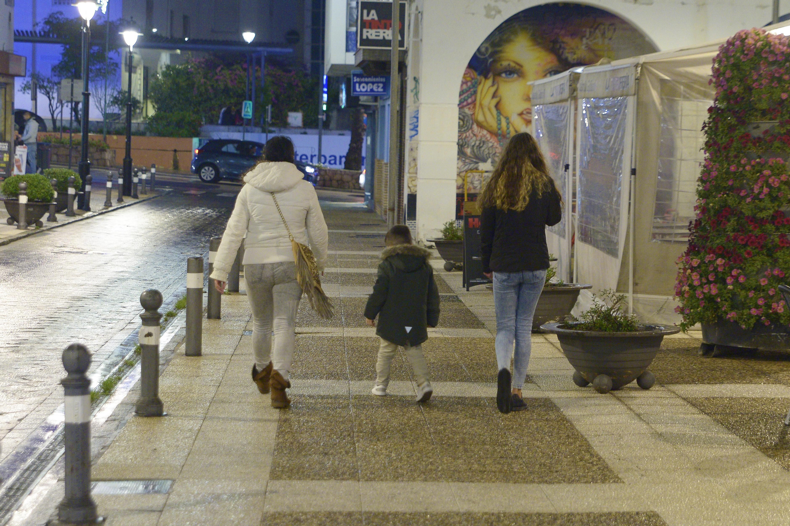 Fotos de ambiente de las calles de Algeciras el primer fin de semana de horario nocturno.
