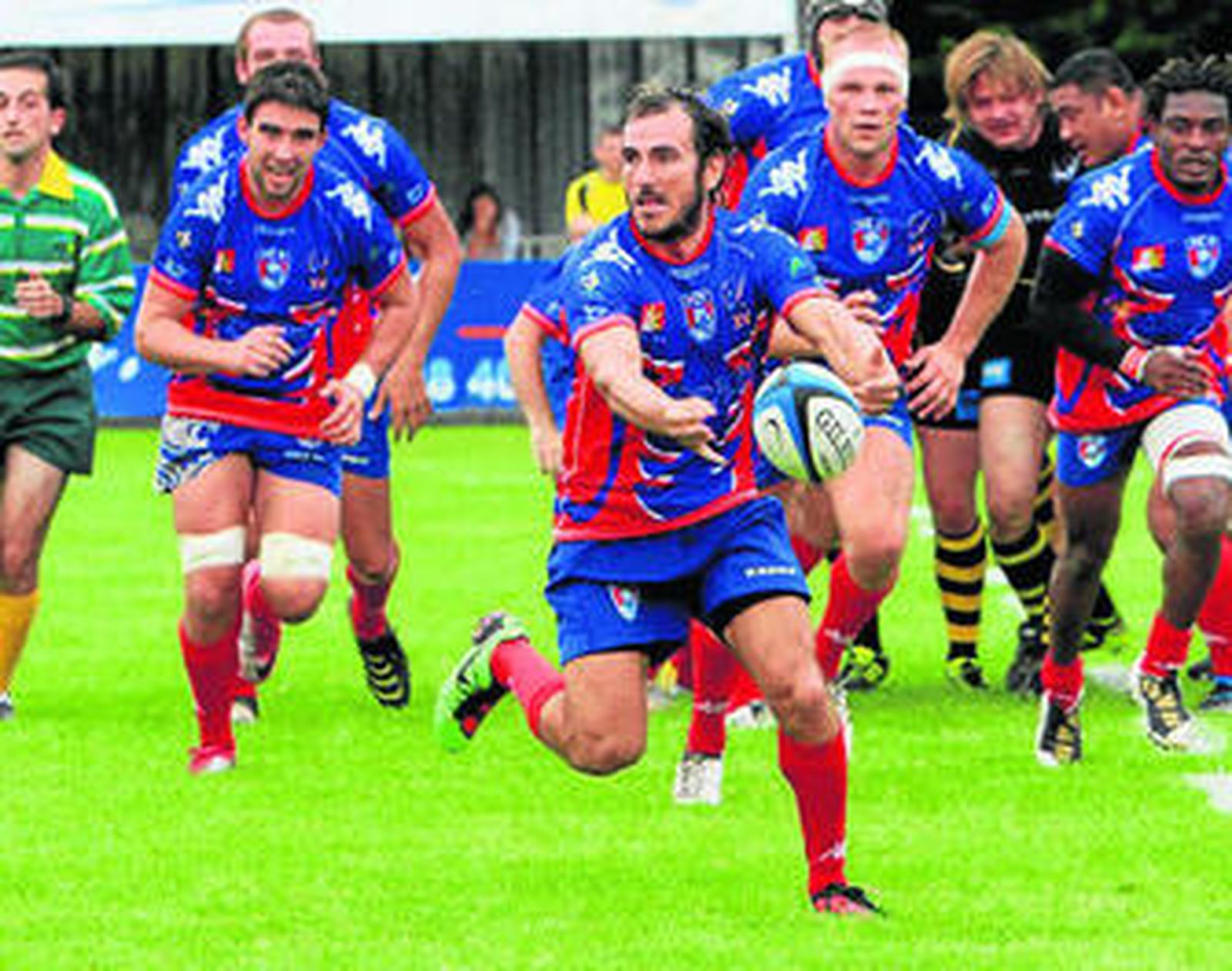 Juampi Ceretto abre el juego durante un partido con el RC Arras francés, cuando militaba en Fédérale 2.
