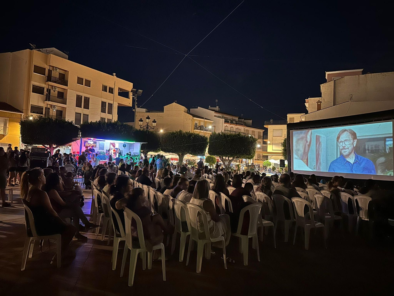 Imagen de los participantes en las Noches de Cine de Verano de la Plaza San Francisco.