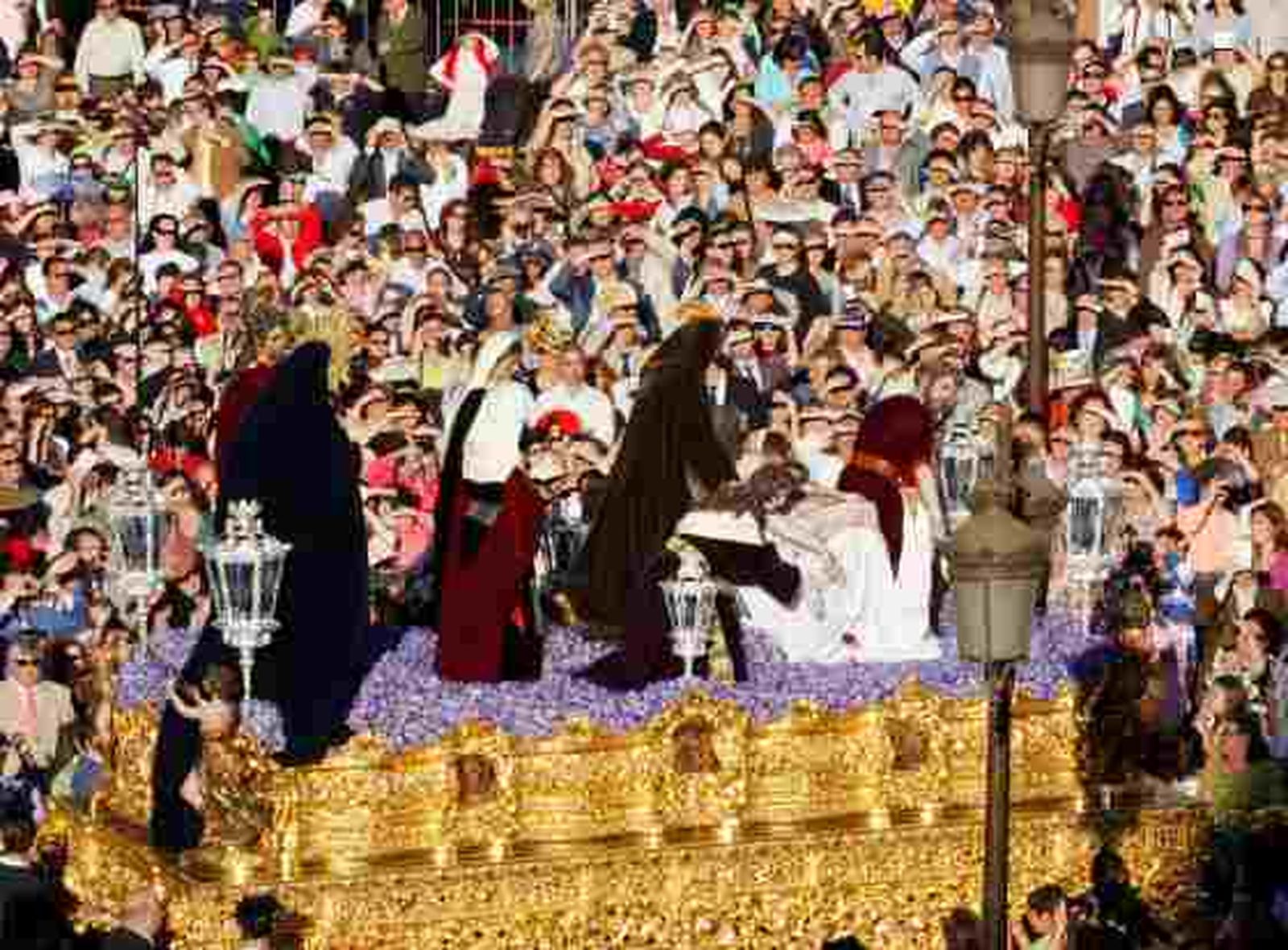 El sol acompañó la estación de penitencia del paso de San Andrés.

Foto: Victoria Hidalgo