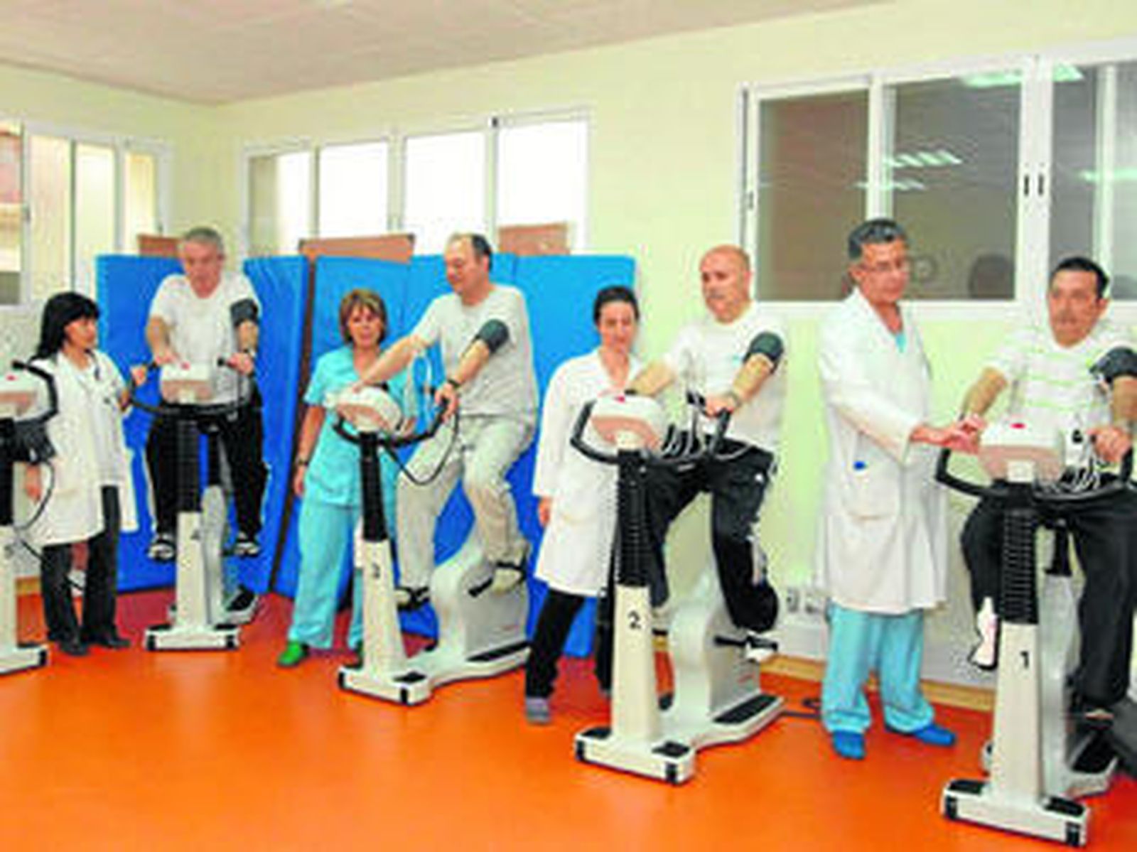 Profesionales y pacientes realizan ejercicios en la Unidad de Prevención Secundaria y Rehabilitación Cardíaca del Hospital Reina Sofía de Córdoba.