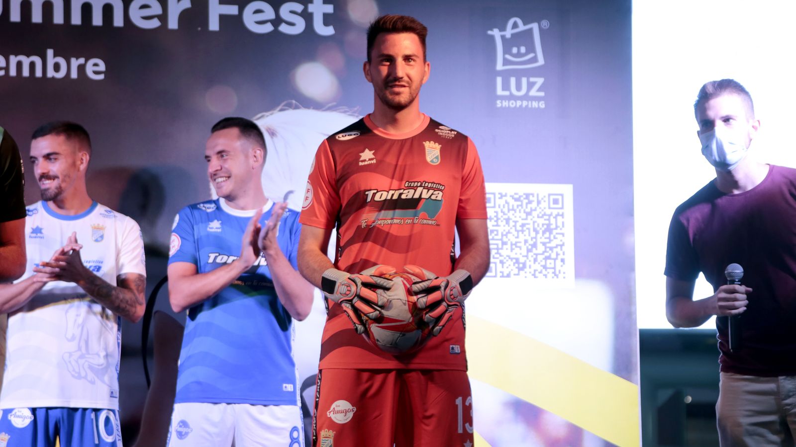 Imágenes de la presentación de las nuevas camisetas del Xerez CD en Luz Shopping