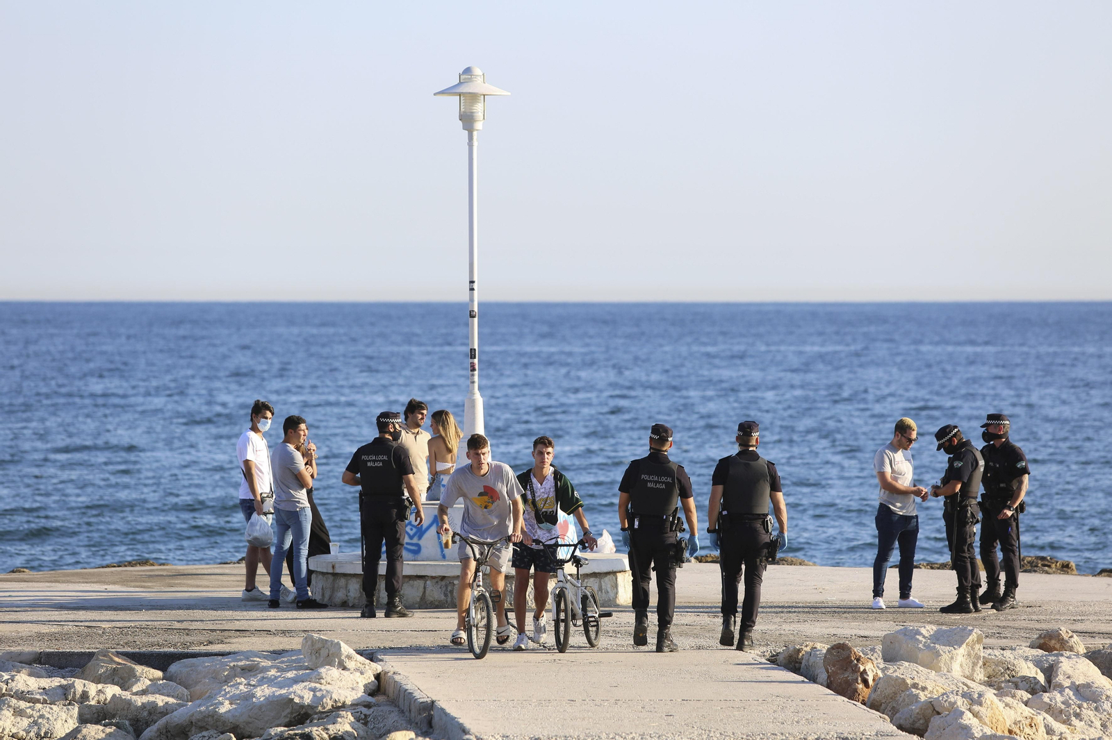 Las fotos del refuerzo policial en Pedregalejo ante su masificación
