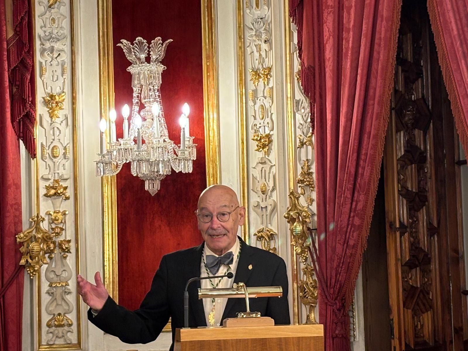 El octogenario de la pajarita