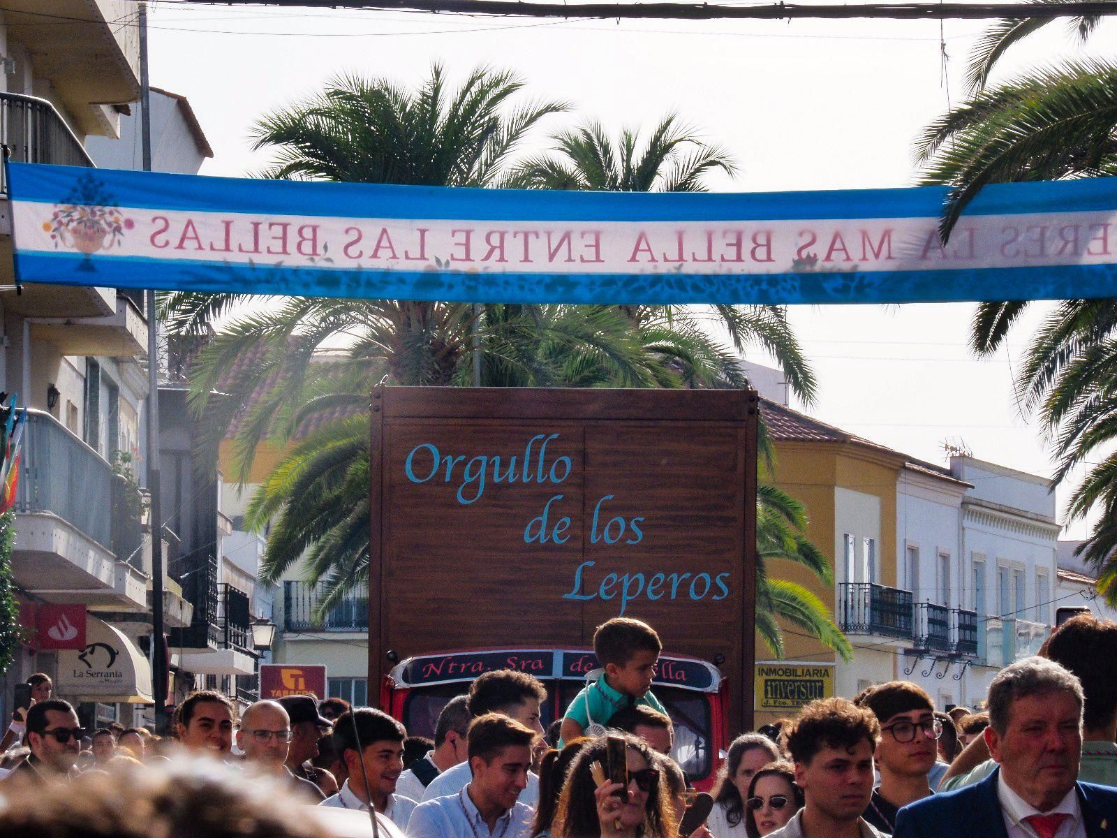 Imágenes de la multitudinaria despedida de la Virgen de la Bella en Lepe antes de la Magna, emulando la de 1954