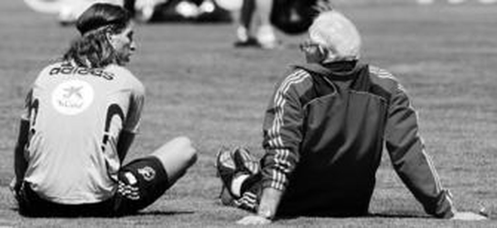 Luis Aragonés y Sergio Ramos conversan distendidamente en el campo de entrenamiento.