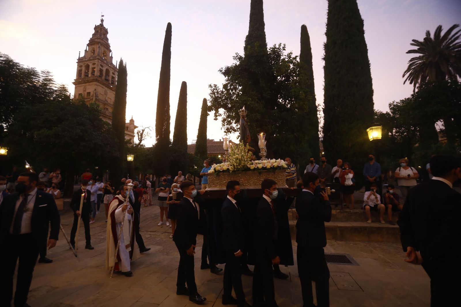 El vía lucis con la Virgen de la Fuensanta en el Patio de los Naranjos, en imágenes
