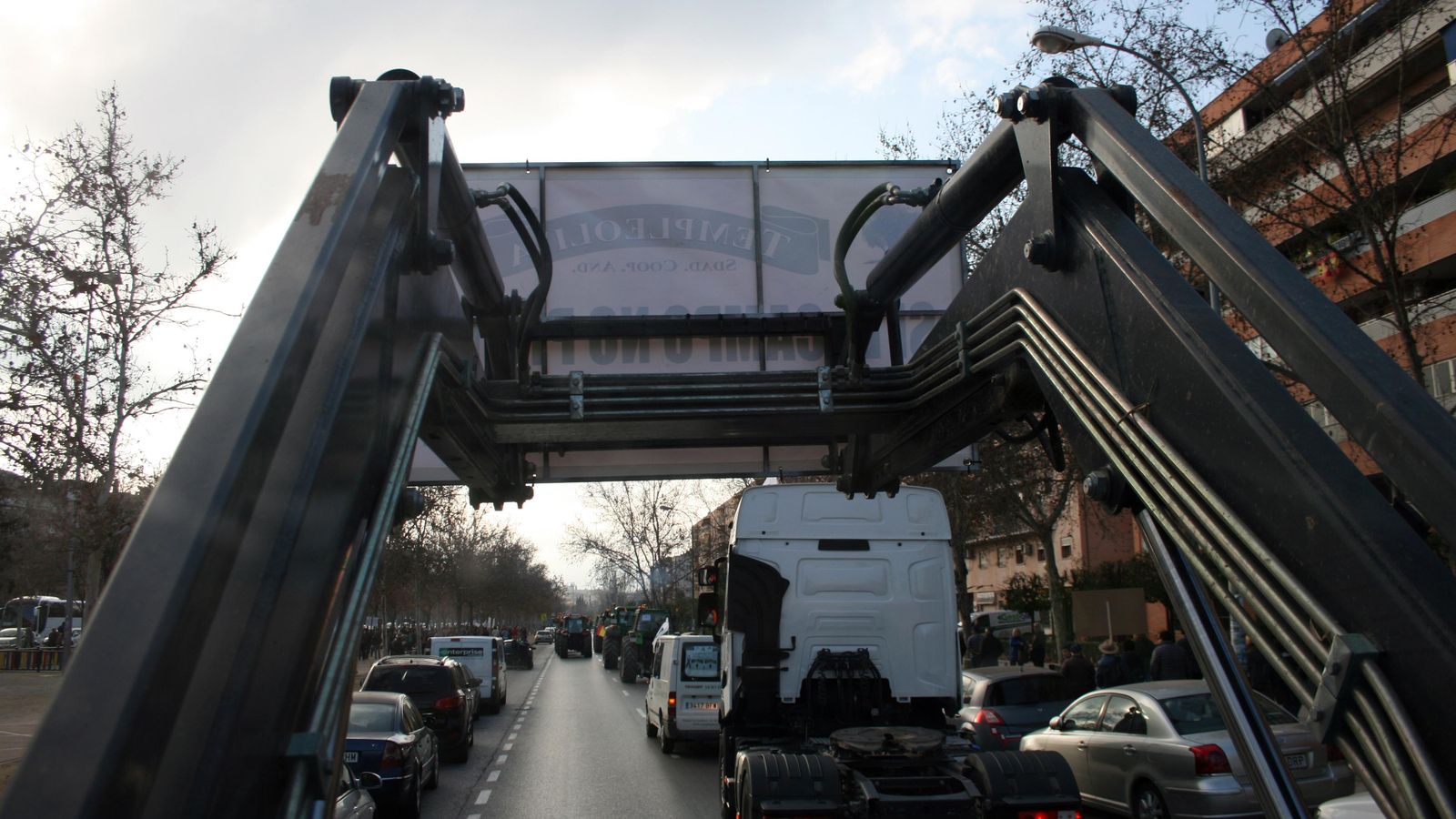 La pala del tractor de Paulinillo Moreno, levantada ya en Granada capital