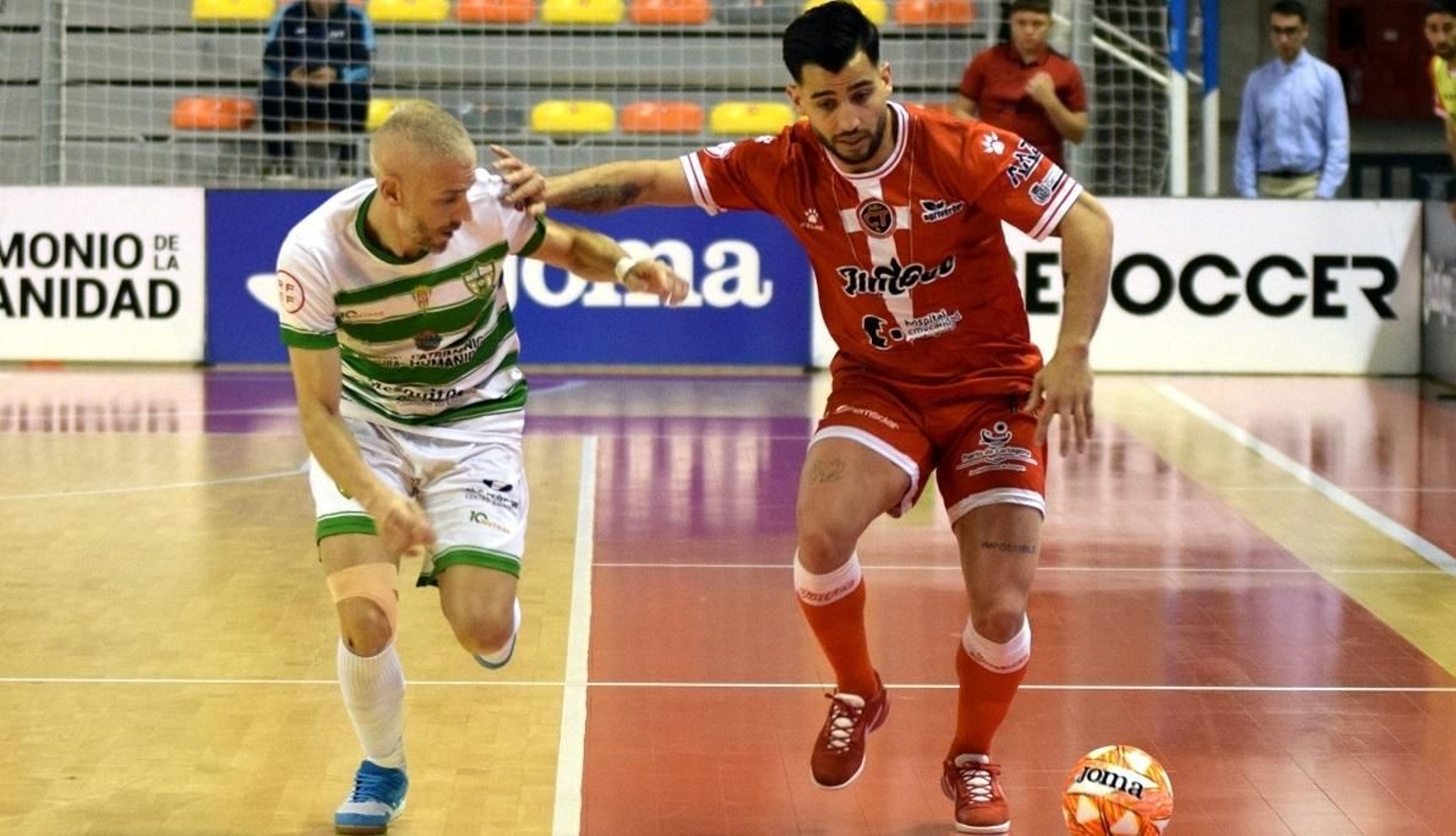 Miguelín presiona a un jugador del Jimbee Cartagena.