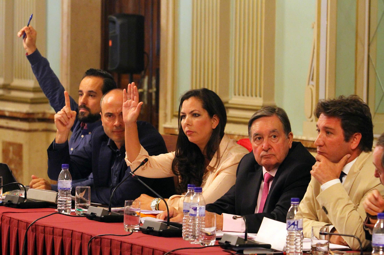 Gallardo y Figueroa, a la derecha, junto a María Marín, en una clara señal de ruptura de disciplina de voto